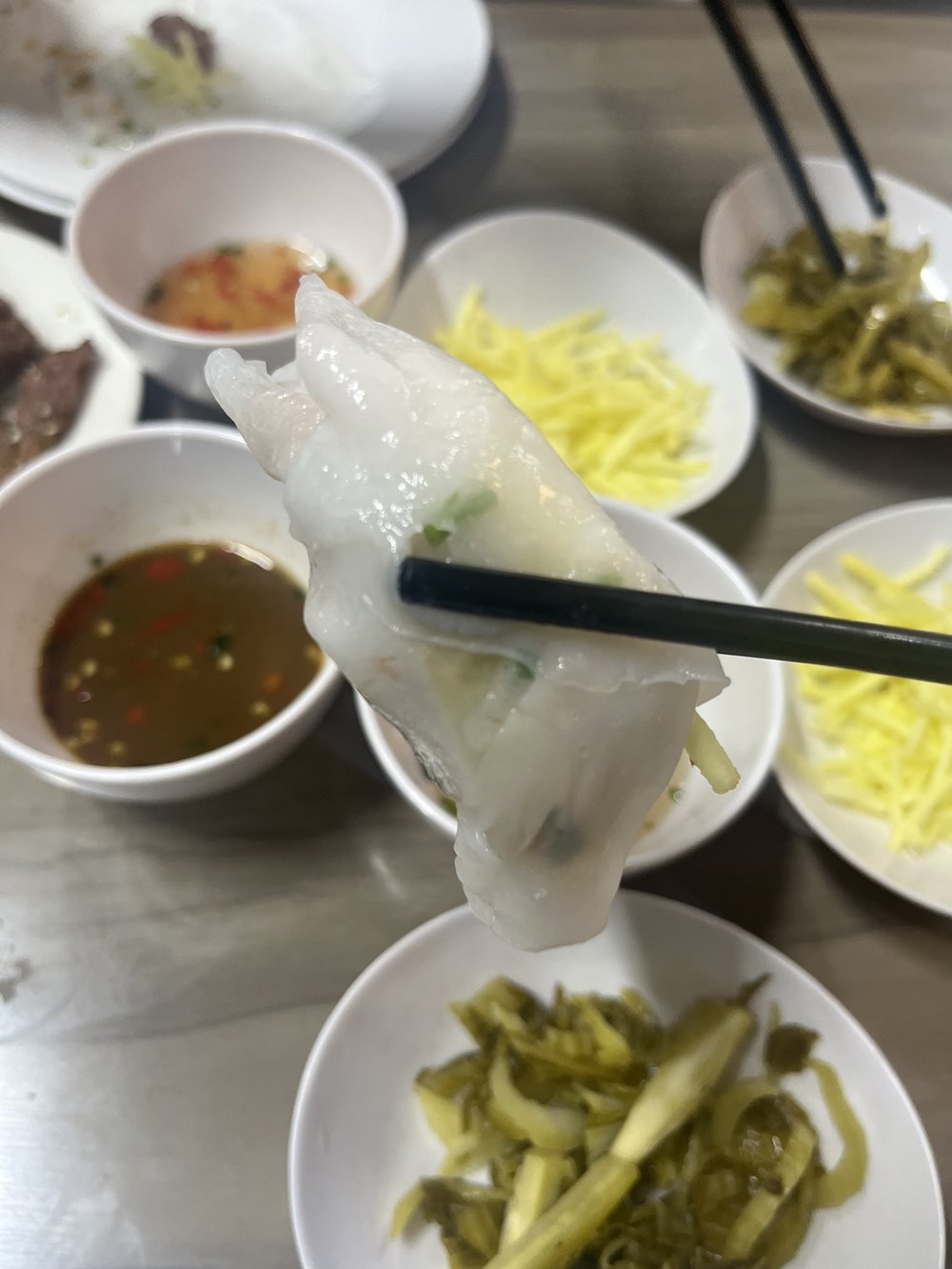 Vỏ bánh mềm, dai, chấm cùng với mắm nêm hoặc nước mắm chua ngọt ăn vô cùng đưa miệng. Ảnh: Chí Long