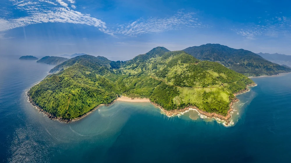 Tắm Biển Lăng Cô